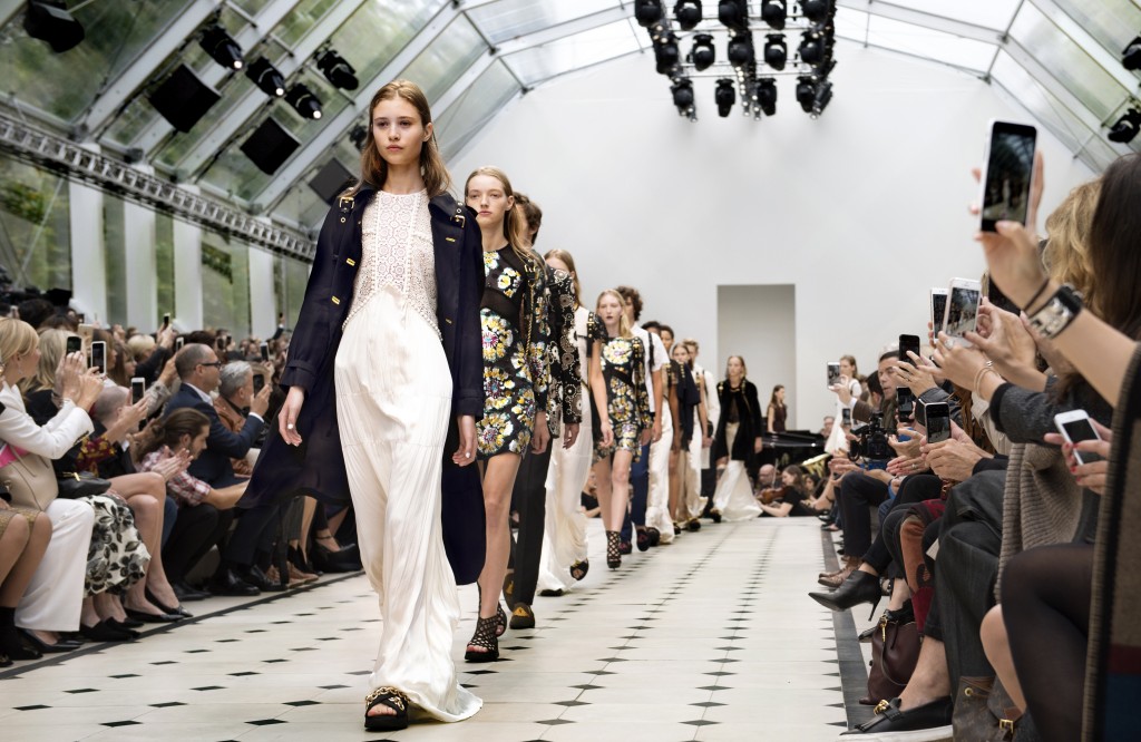 Burberry Womenswear S_S16 Show Finale_001